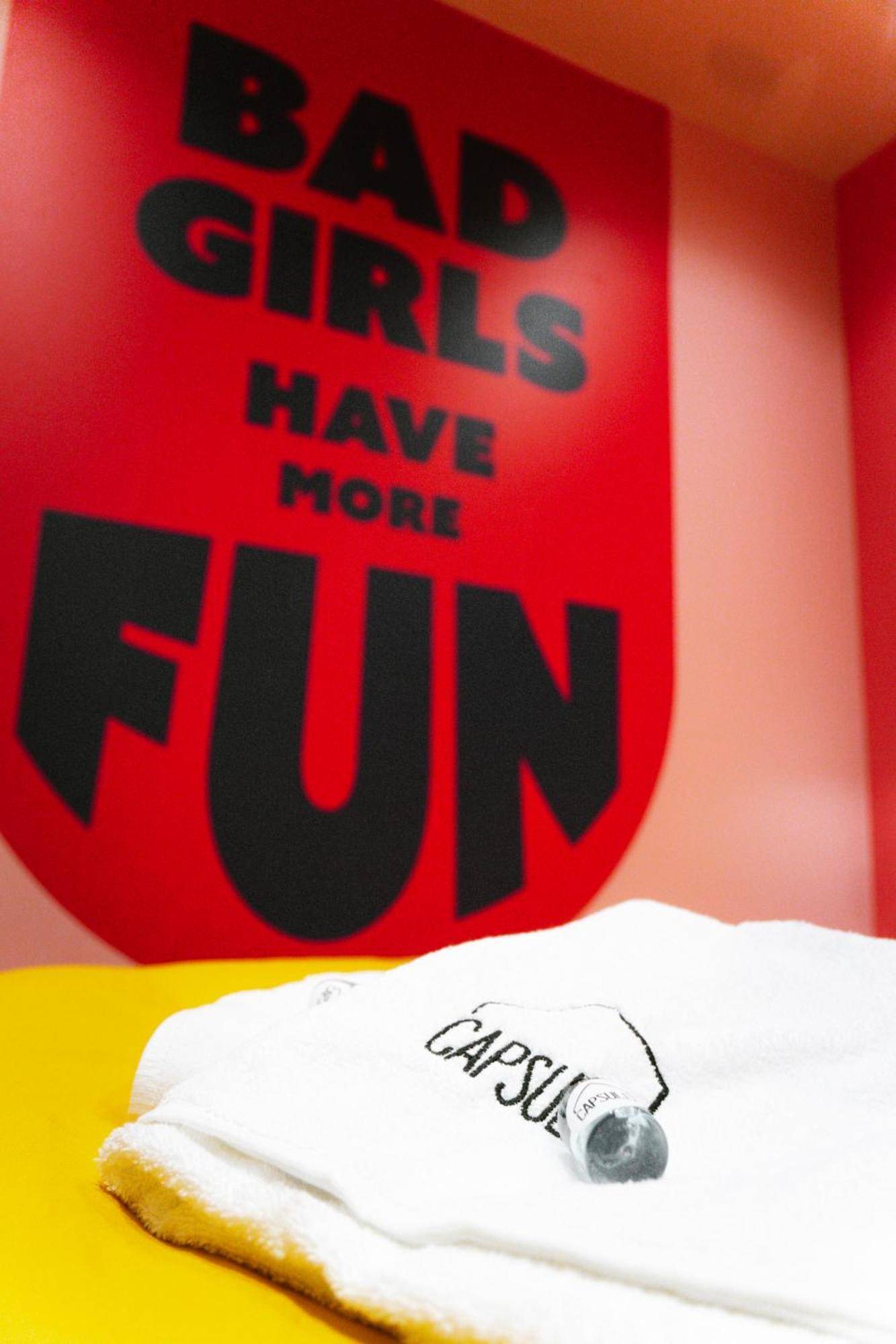 Capsule Girl Power Spa - Balneo - Sauna - Karaoke - Billard - 2 Chambres Шарлероа Екстериор снимка