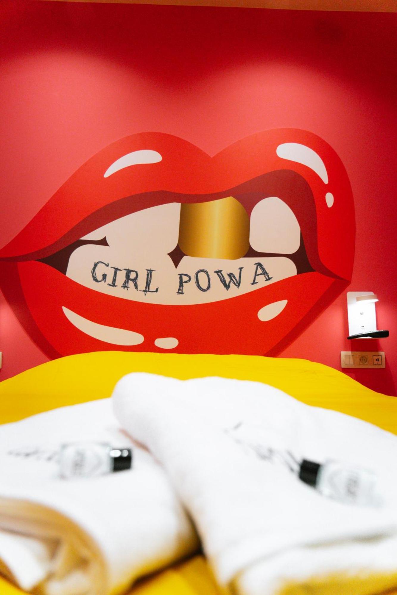 Capsule Girl Power Spa - Balneo - Sauna - Karaoke - Billard - 2 Chambres Шарлероа Екстериор снимка